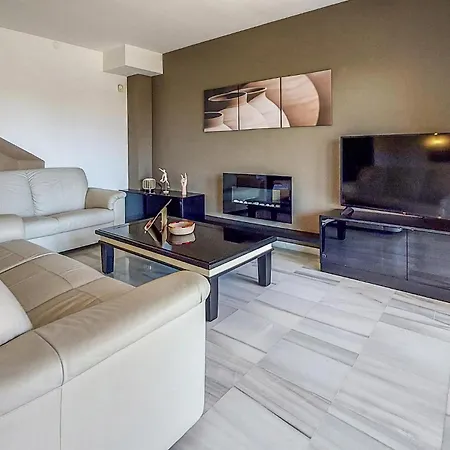 3 Bedroom Cozy In Malaga Holiday home *